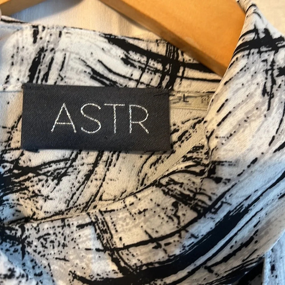 ASTR The Label Black and White Abstract Long Sleeve Keyhole Blouse - Picture 4 of 7